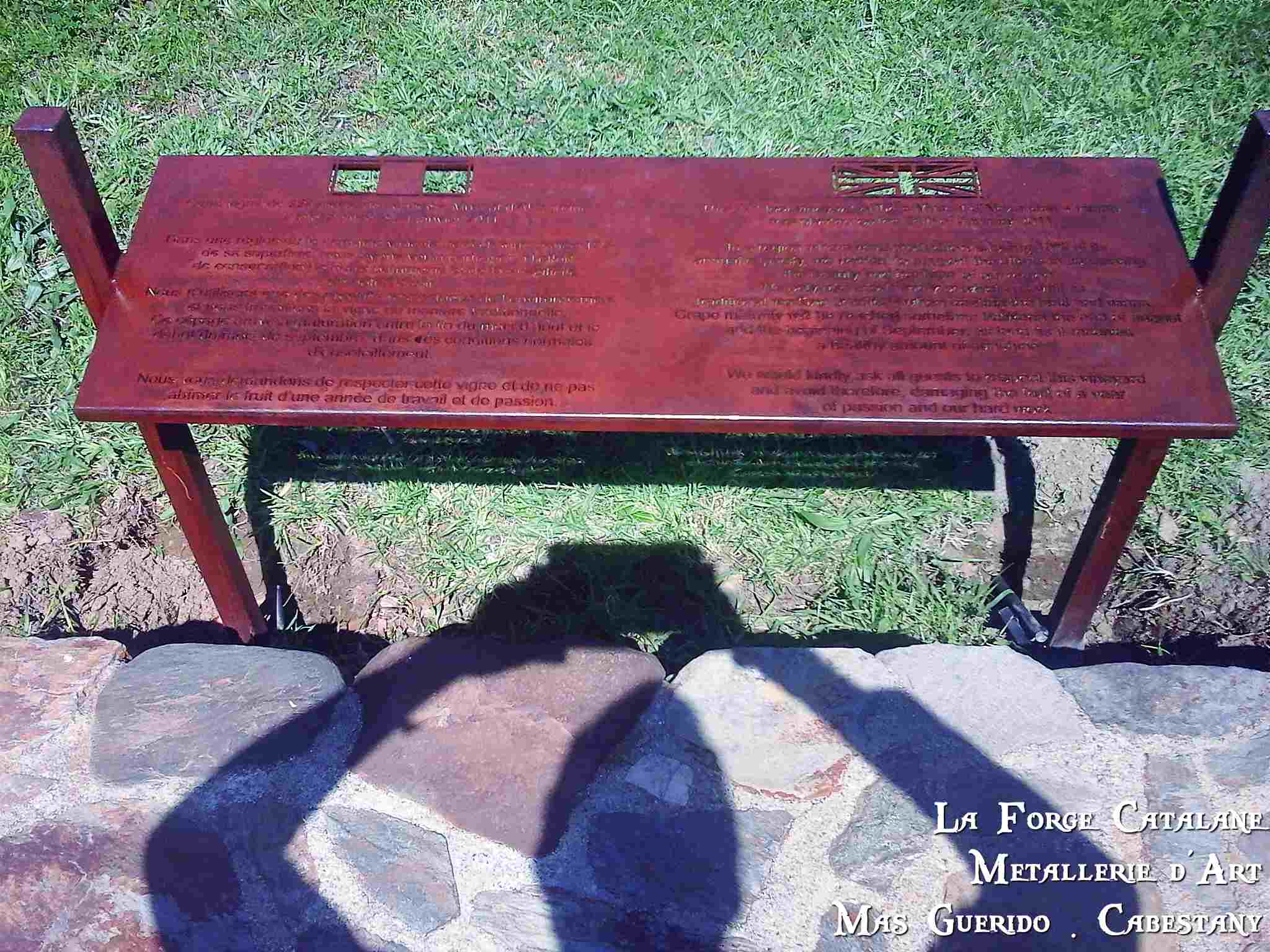 panneau decoupe laser explication vignoble drapeau anglais camping criques porteils collioure forge catalane.jpg